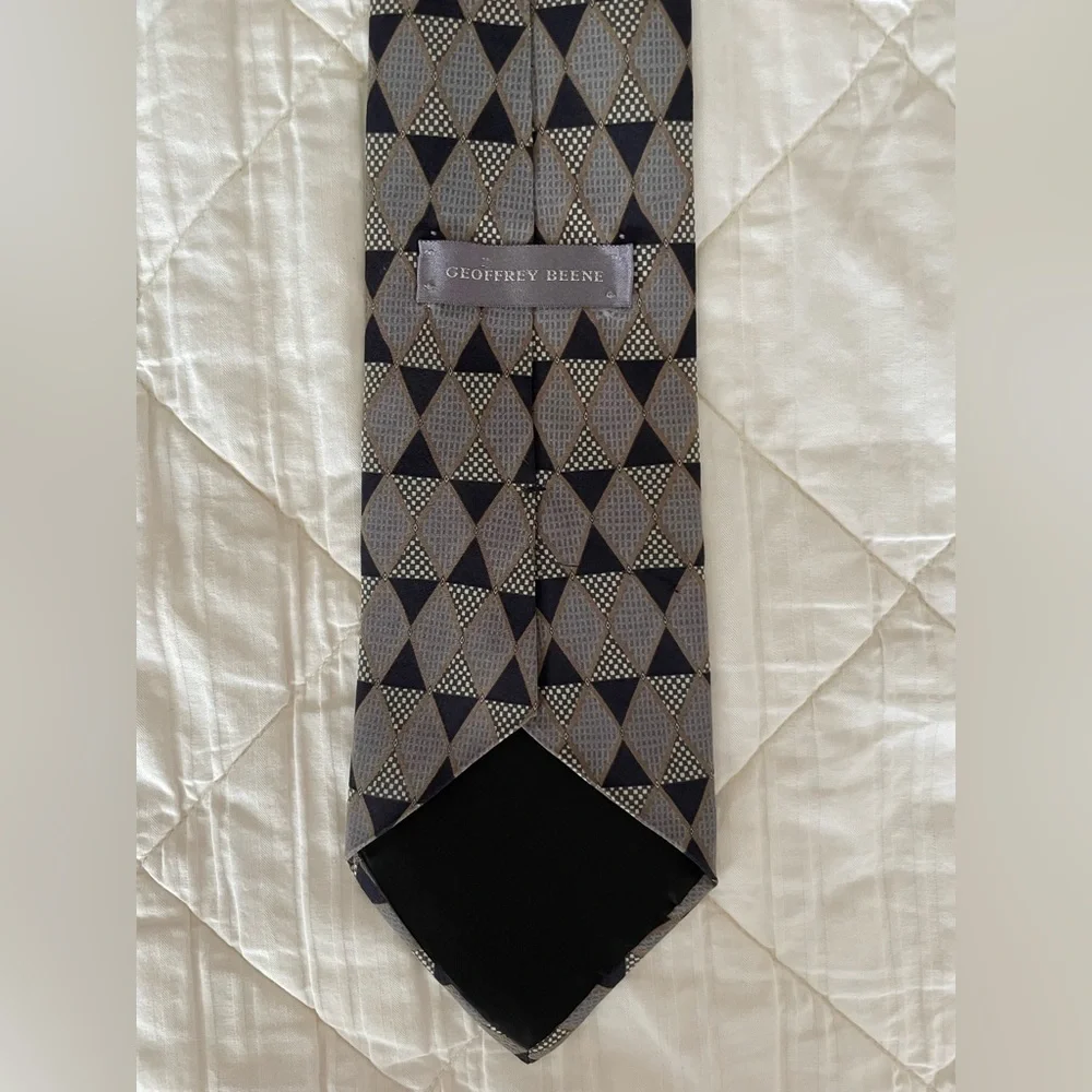 Vintage Geoffrey Beene Geometric Patterned Tie in Black and Gray